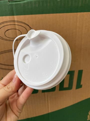 Nắp nhựa cứng cao cấp miệng ly D90 đục lỗ tròn có quai - TRẮNG (1.000 cái/thùng) | NẮP LY/TÔ - NẮP BẰNG -  NẮP CẦU - NẮP TRỰC TIẾP - NẮP TIM | Mã HHNL071_05 | Tổng kho phân phối đồ dùng 1 lần 1lan.vn