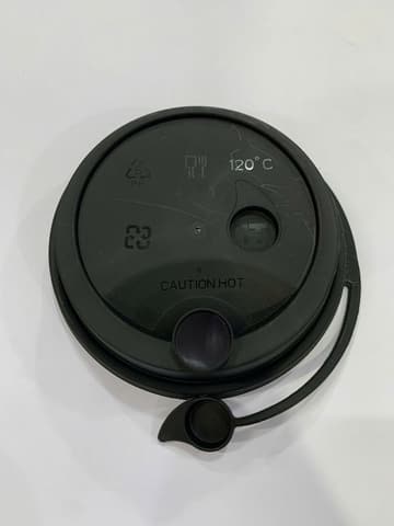 Nắp nhựa cứng cao cấp miệng ly D90 đục lỗ tròn có quai - ĐEN (1.000 cái/thùng) | NẮP LY/TÔ - NẮP BẰNG -  NẮP CẦU - NẮP TRỰC TIẾP - NẮP TIM | Mã HHNL071_04 | Tổng kho phân phối đồ dùng 1 lần 1lan.vn